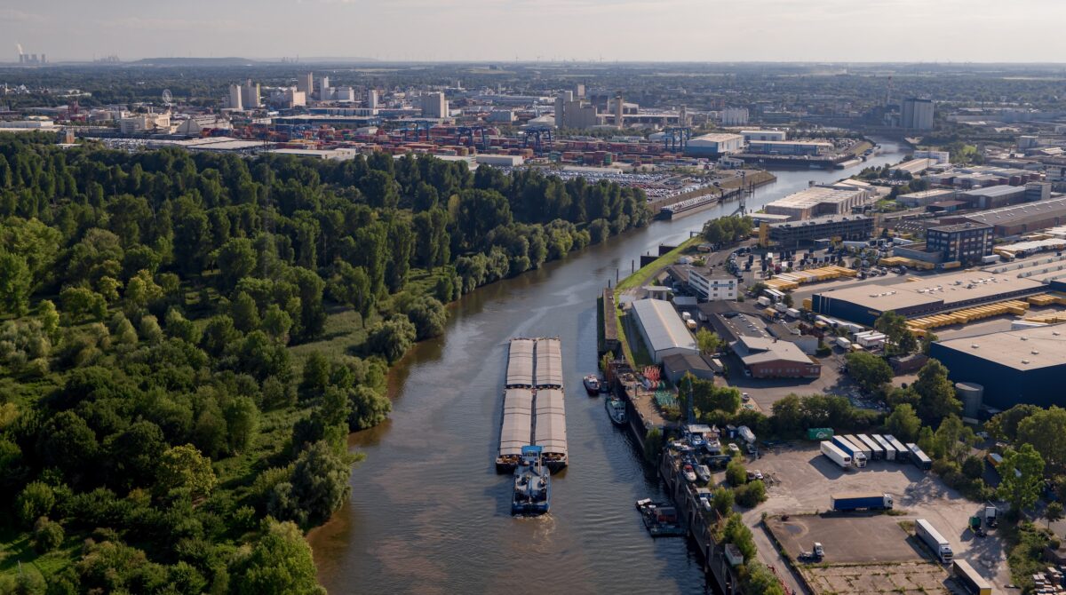De Jong Shipping Group has acquired a minority stake in TransMatch, strengthening its position in inland shipping and further implementing its growth strategy.